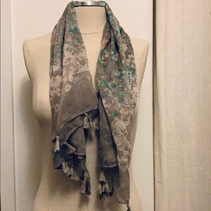 Classic scarf in soft grays and pinks for Fall